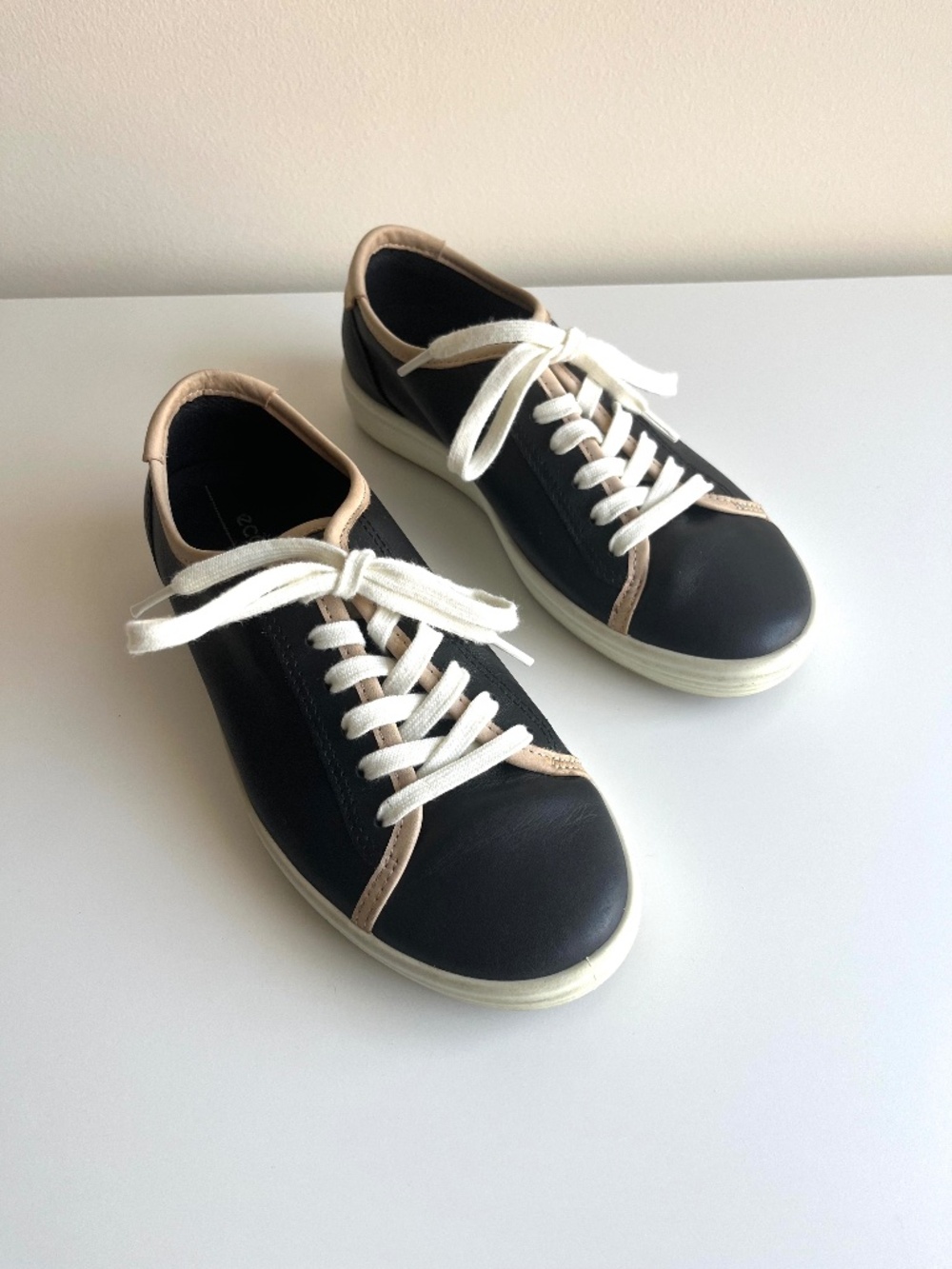 Ecco Soft Leather Lace Up Sneakers Women Size 6 EU 37 Black Casual Shoes